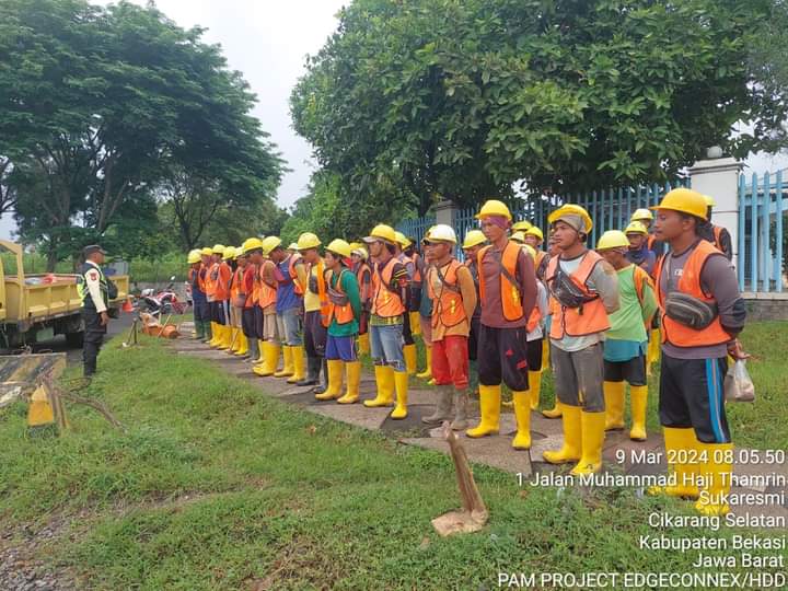 Proses persiapan penanaman kabel di Cikarang Selatan